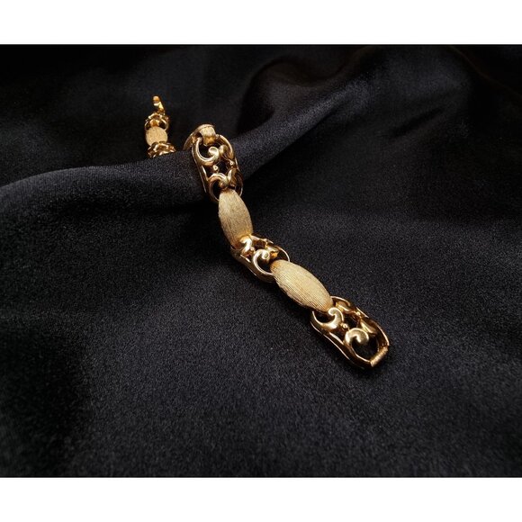 Vintage 1960s Signed Trifari Gold-Tone Link Bracelet Elegant Textured Ovals - Picture 4 of 5